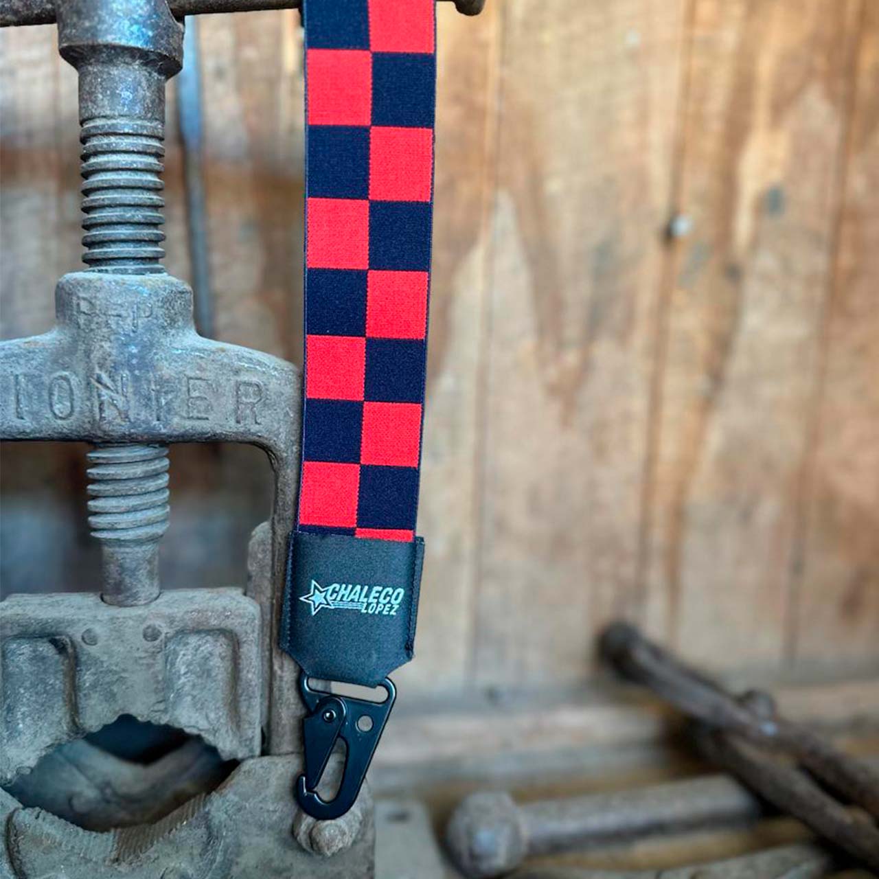 LLAVERO LANYARD CORTO BANDERA CUADROS